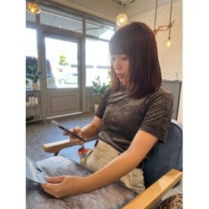 自然な仕上がりダメージレス縮毛矯正とレイヤーカット